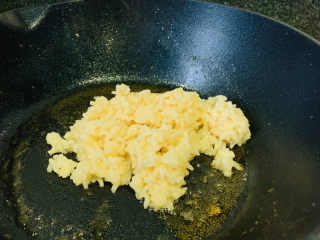 耳光炒饭,将蛋液包裹的米饭，倒入虾油中