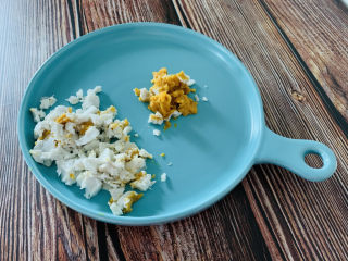 耳光炒饭,准备咸蛋一个，剥壳，把咸蛋黄和咸蛋白分开；