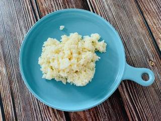 耳光炒饭,鸡蛋打散，加入隔夜白米饭中，搅拌均匀，让每一粒米饭都包裹着蛋液；