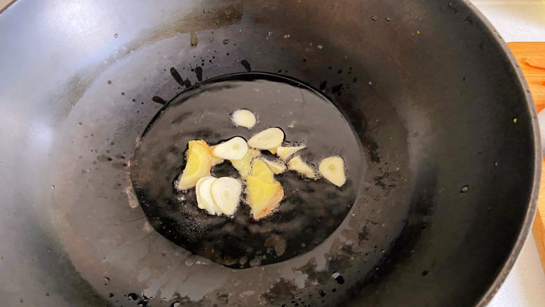 清炒茭白,下去葱姜蒜，早上发现家里没有大葱了，就没放，正常应该放点大葱，与姜蒜一起爆锅。