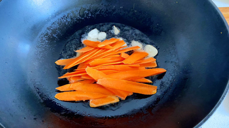 清炒茭白,先炒胡萝卜，将胡萝卜炒软。