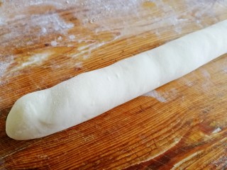饺子皮葱油饼,搓成长条面剂。