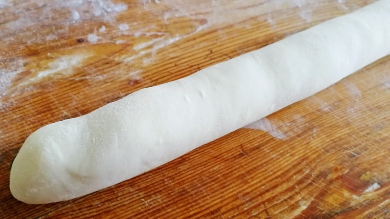 饺子皮葱油饼,搓成长条面剂。