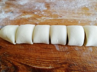 饺子皮葱油饼,切成等份面剂。