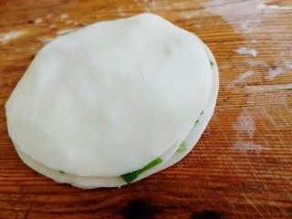 饺子皮葱油饼,三张一个饼，把没有抹油的面皮放在最上面。