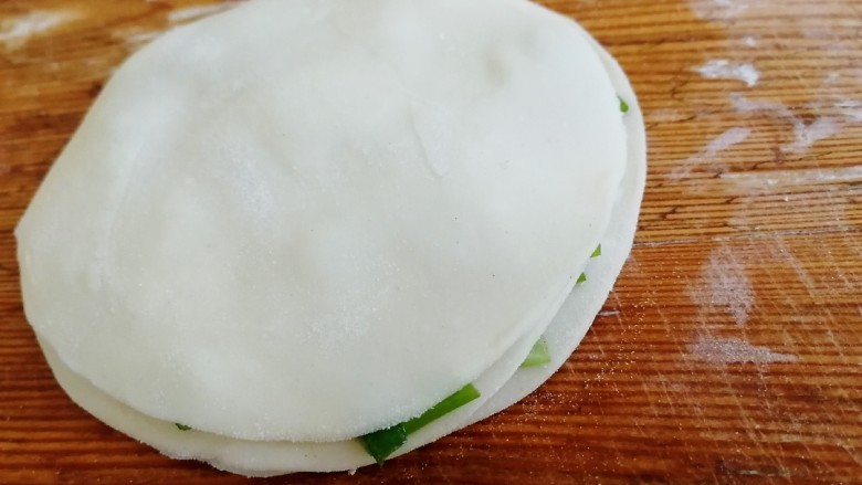 饺子皮葱油饼,三张一个饼，把没有抹油的面皮放在最上面。