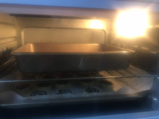 巧克力螺旋饼干,送入预热好的烤箱，上下火180度烤20分钟