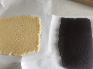 巧克力螺旋饼干,把两个面团分别擀成1厘米的薄片