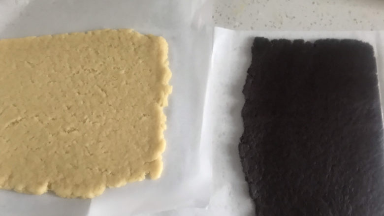 巧克力螺旋饼干,把两个面团分别擀成1厘米的薄片