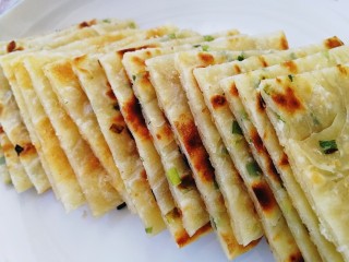 饺子皮葱油饼,香酥的早餐葱油饼。