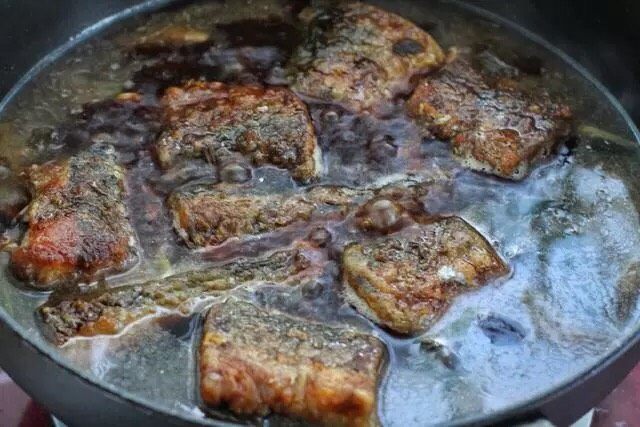 红烧鱼块,然后添入热水与锅中食材持平，大火煮开后改中小火炖煮10-15分钟。