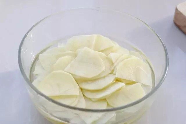 青椒土豆片,将土豆去皮切成片状，用流动水冲洗两遍去除表面淀粉，再放入水中浸泡备用。