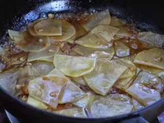 青椒土豆片,然后放入土豆片翻炒断生，调入生抽、蚝油和少许花椒粉，炒至土豆片上色。