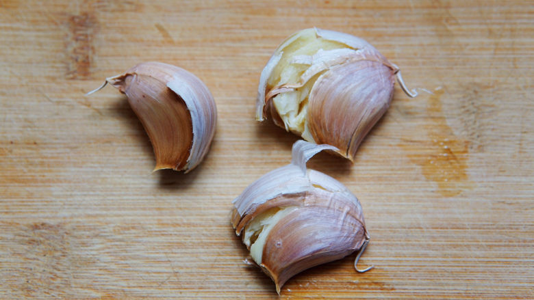 蒜蓉生菜,大蒜瓣儿用刀压碎或拍碎。
