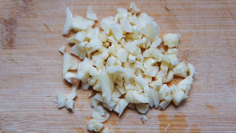 蒜蓉生菜,再改刀切成细小的蒜蓉，分成两份。