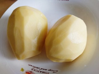 青椒土豆片,两个黄皮土豆去皮，洗干净。