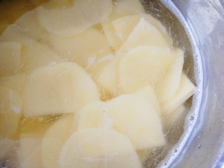 青椒土豆片,放入清水里，洗掉土豆片表面的淀粉。