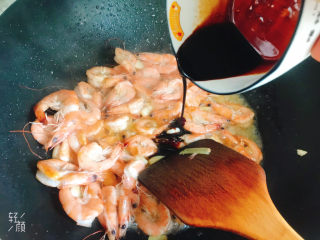 红烧虾,炒至变色倒入料汁