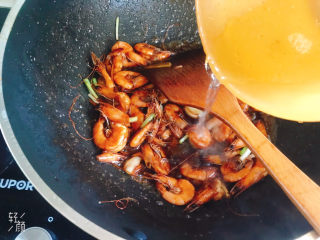 红烧虾,加入适量清水煮至入味