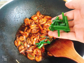 红烧虾,炖至汤汁收的差不多时候下入葱叶翻炒均匀即可出锅