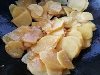 青椒土豆片,文火翻炒均匀，炒至土豆片变透明。