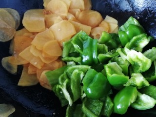 青椒土豆片,把土豆片推到一边，放入青椒，简单炒一下青椒。