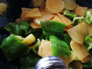 青椒土豆片,把青椒和土豆片文火翻炒均匀，加半小勺五香粉。（能听到青椒噼啪的响）