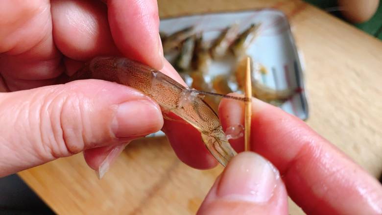 耳光炒饭（内附视频）,鲜虾用牙签从尾部签出虾线。