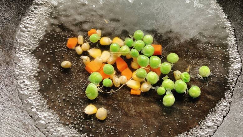 耳光炒饭（内附视频）,将豌豆、玉米、胡萝卜杂丁汆烫成熟备用。