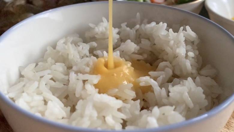 耳光炒饭（内附视频）,淋在松散的米饭之上。
