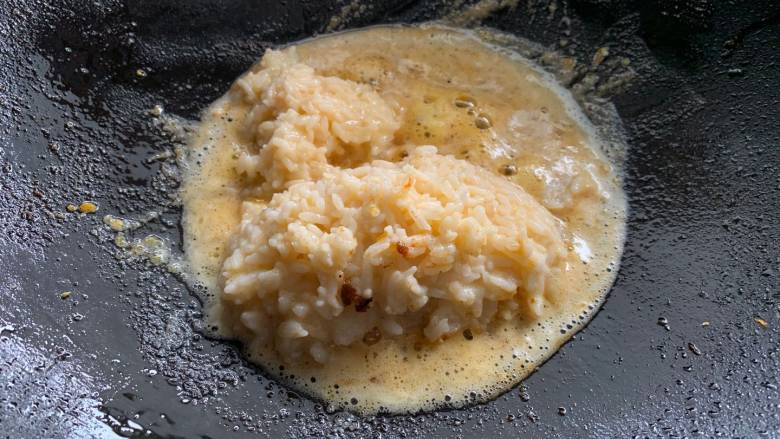 耳光炒饭（内附视频）,加入裹好蛋液的米饭，快炒防止糊锅。