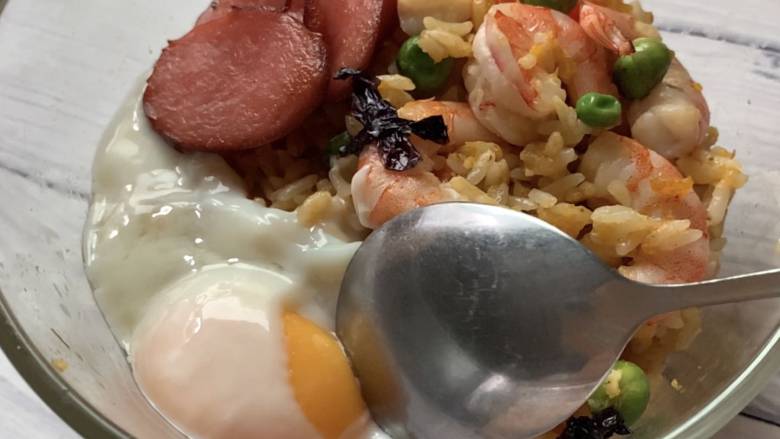 耳光炒饭（内附视频）,戳破会流心的温泉蛋，让鲜美融进米饭中。