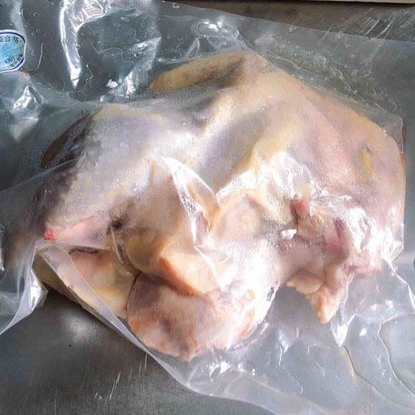 新疆大盘鸡,准备好全鸡一只。
