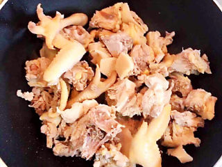 新疆大盘鸡,冰糖融化后，放入鸡块翻炒均匀。