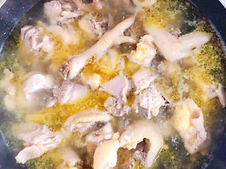 新疆大盘鸡,将全鸡剁成小块，在开水中焯一下，捞出待用。