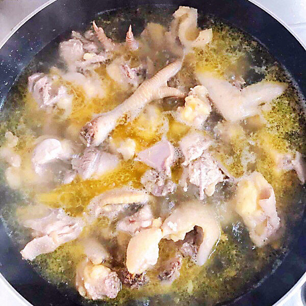新疆大盘鸡,将全鸡剁成小块，在开水中焯一下，捞出待用。
