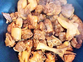 新疆大盘鸡,放入料酒、酱油，翻炒均匀。