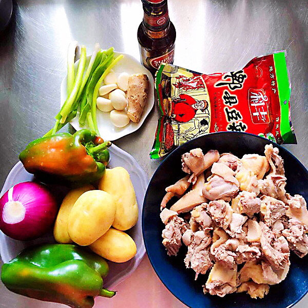 新疆大盘鸡,准备好食材。