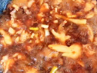 新疆大盘鸡,再放入郫县豆瓣酱、加入水。