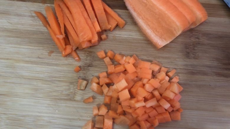 耳光炒饭,红萝卜去皮洗洗，切片切条再切粒