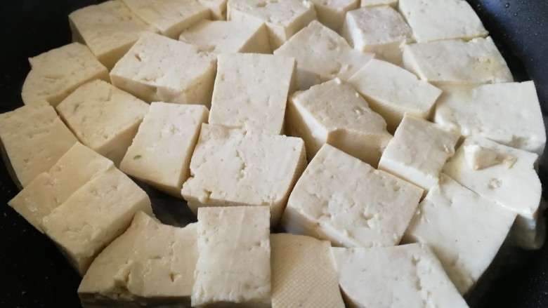 小白菜炖豆腐,放入豆腐，文火慢煎。