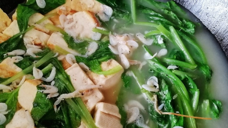 小白菜炖豆腐,放入虾皮，中小火炖2分钟。
