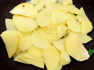 青椒土豆片,放入土豆片，翻炒均匀。
