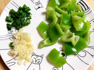 青椒土豆片,蔬菜切好待用。