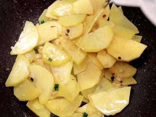 青椒土豆片,加入少许水，3-4分钟焖熟土豆。