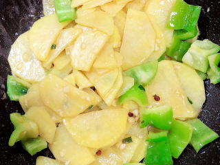 青椒土豆片,翻炒均匀，即可出锅了。