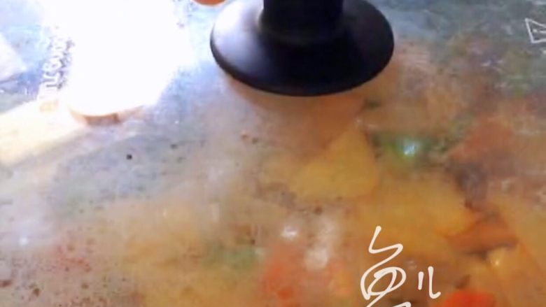 青椒土豆片,盖锅盖小火焖1分钟