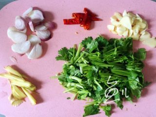 麻辣虾尾,洋葱大蒜切片，生姜切条，红辣椒和香菜切段