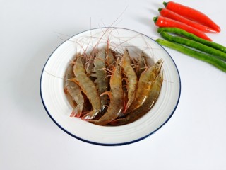 红烧虾,挑选活蹦乱跳的对虾来炒。