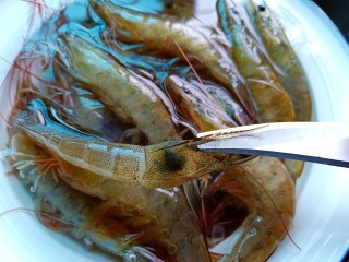 红烧虾,用剪刀剪去虾枪和虾须，吃的时候免得扎到嘴巴。